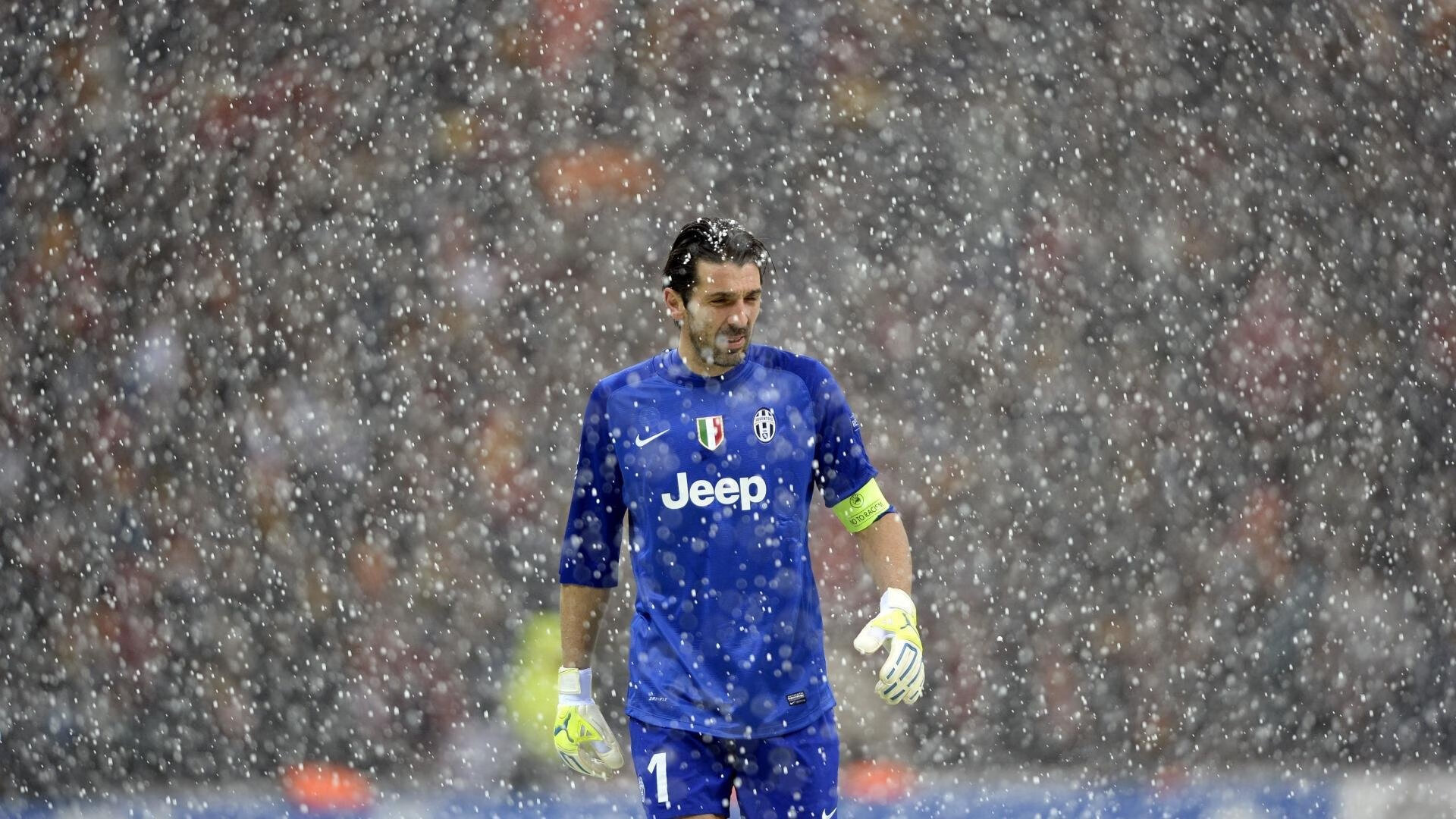 九游电竞平台官网-球迷横幅抗议裁判判罚，赛会回应承诺调查，球员骂裁判